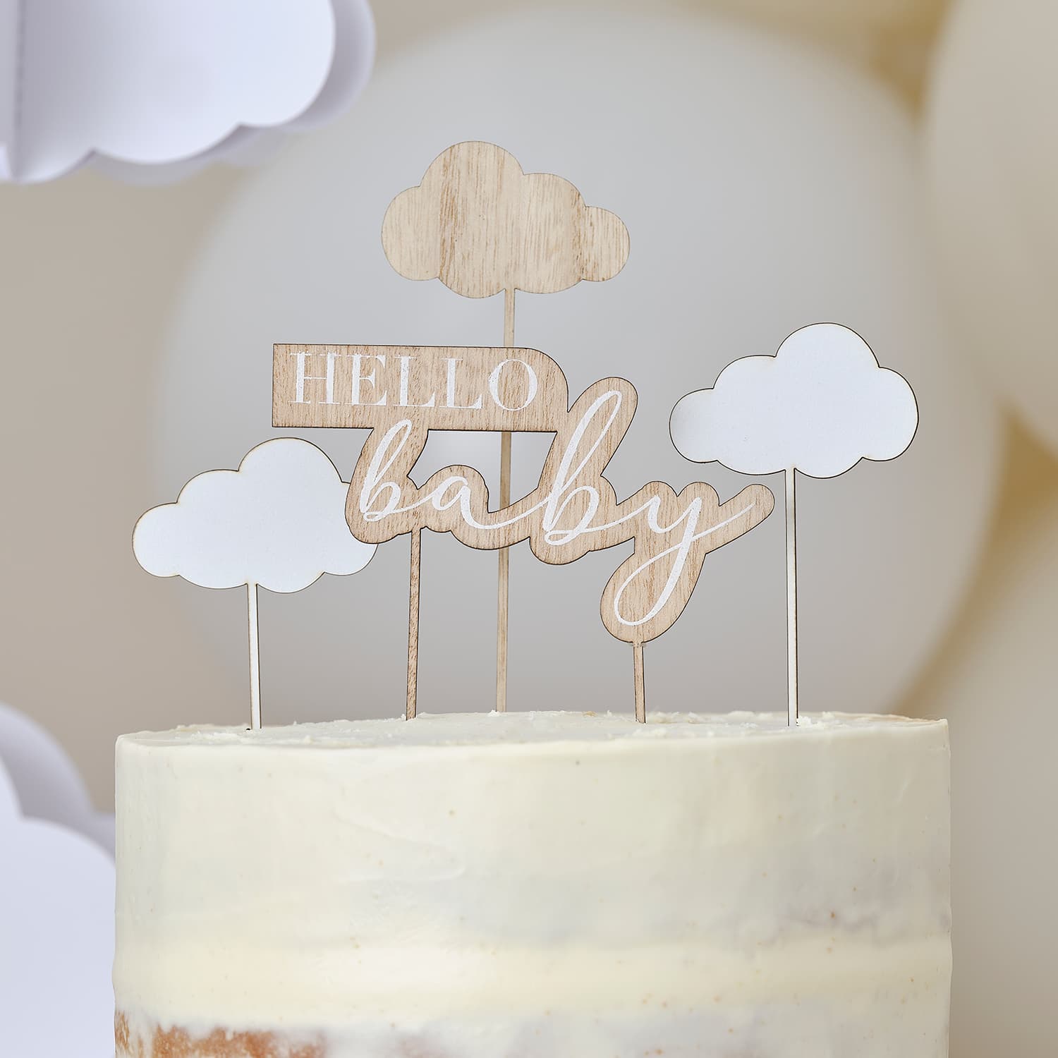 Bilde av Kakepynt med tekst hello baby i tre med skyer