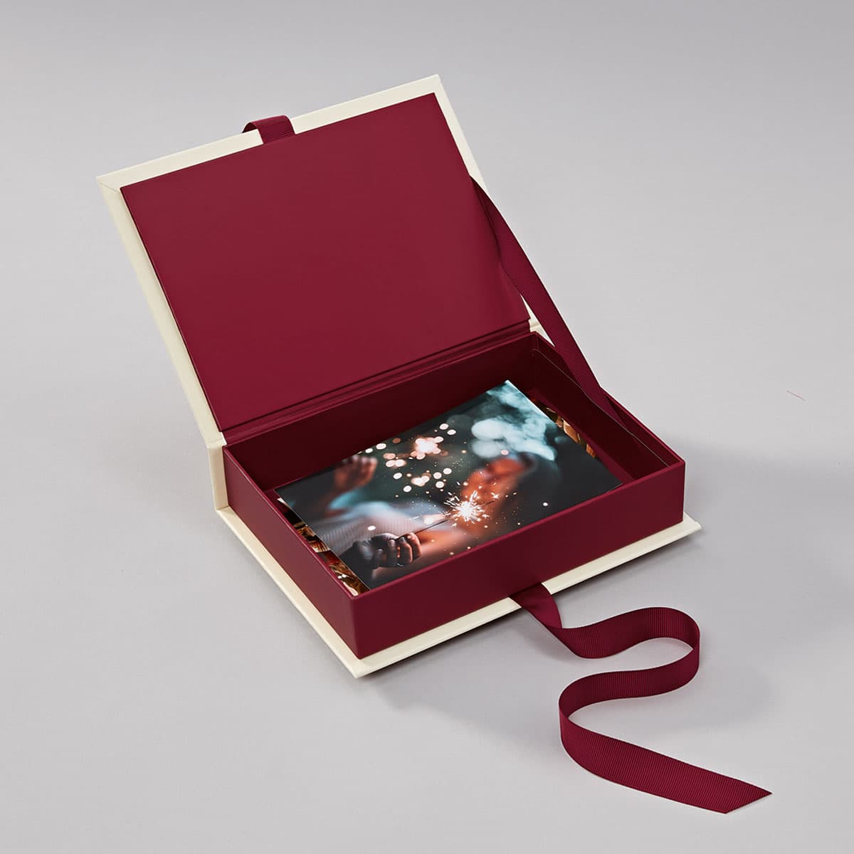 Bilde av Semikolon fotoboks liten burgunder